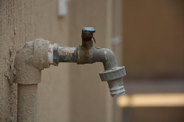 Réparer une fuite d'eau rapide : guide pratique et étapes clés